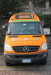 Autobus arancione per traporto sposi